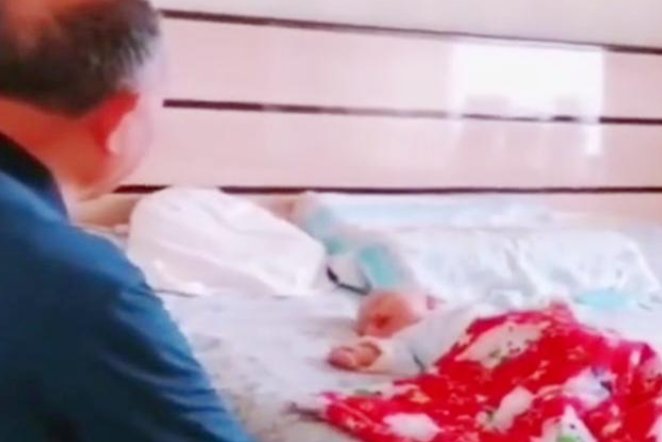 宝宝出生后第一次回家，爷爷坐在床边盯了一小时，妈妈：不忍破坏