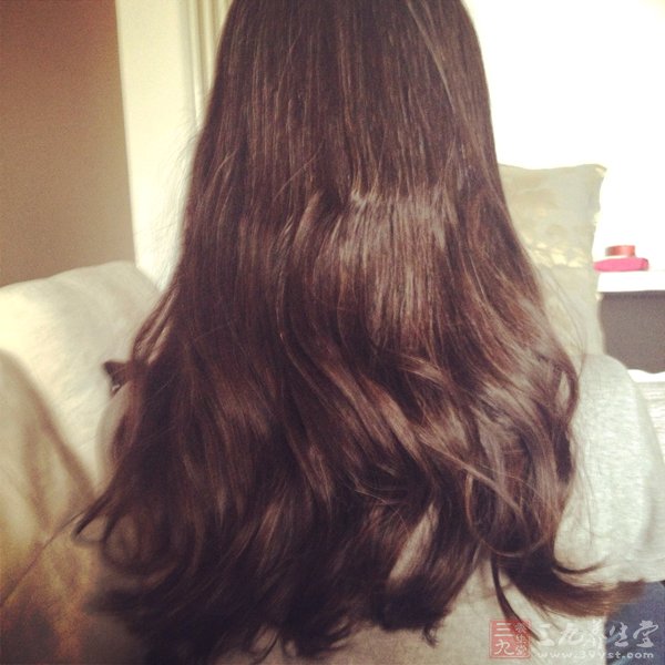 只需一根卷发棒告别干枯发质