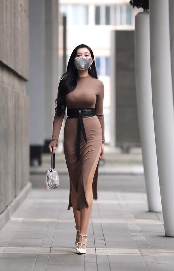 开叉裙 姐姐骨子里散发高级感,简单开叉裙,彰显“知性熟女”韵味