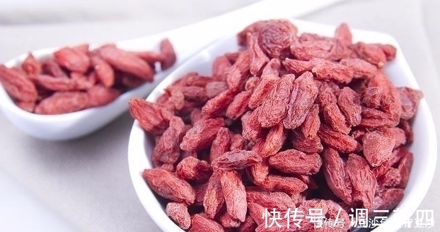 枸杞水|枸杞和“它”是天生一对？若是连喝3天，或许可以补充“肾气”！