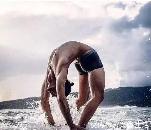 左腿|男生练瑜伽更绝,美的令人不想眨眼,像是流落凡间的美男子