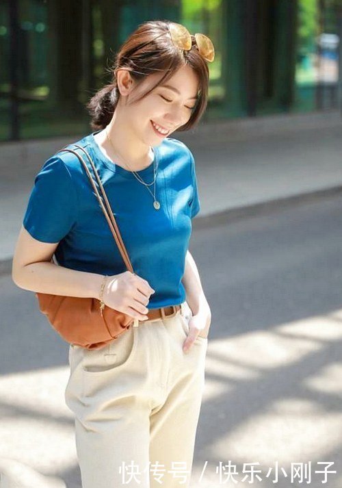 蓝色|小姐姐穿纯蓝色的服装,简单修身,让你美成焦点!