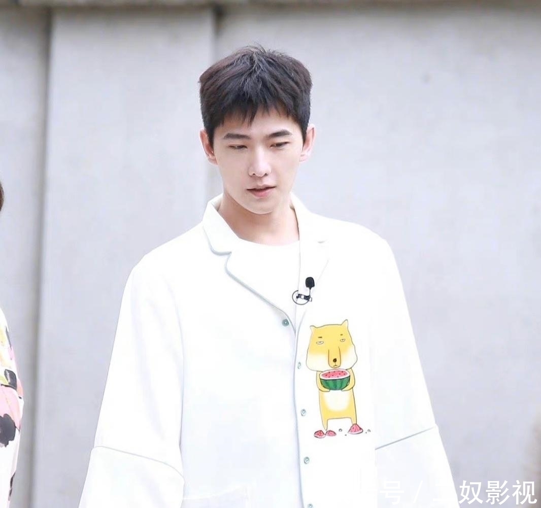 呆萌可愛|楊洋無懼綜藝陰影!參加《青春環游記3》錄制,睡衣造型呆萌可愛