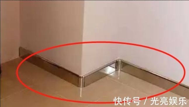 贴纸|今后再买房,客厅坚决不贴瓷砖,连踢脚线也要拆,瞧下图,太先进