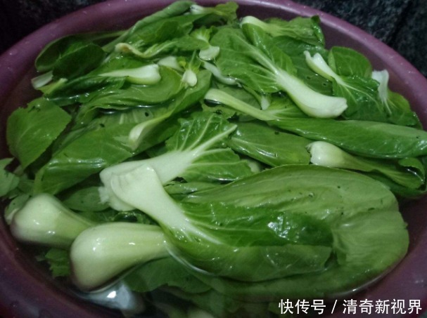 青菜|炒青菜时,别只会下锅爆炒,需牢记3个窍门,青菜炒好更翠绿更香