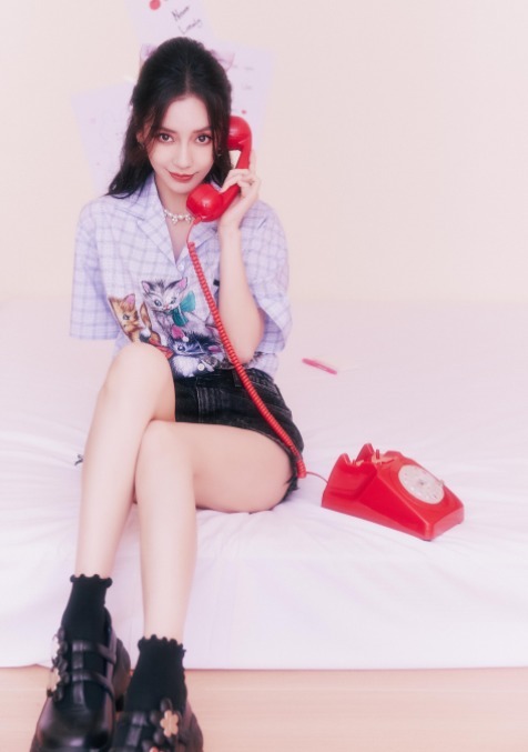 短靴|Angelababy又美出圈,红白条纹上衣配印花短裤清爽舒适,高级洋气