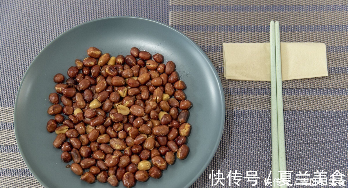 吃起来|炒花生米时,牢记这3点,花生吃起来嘎嘣脆,长时间也不返潮
