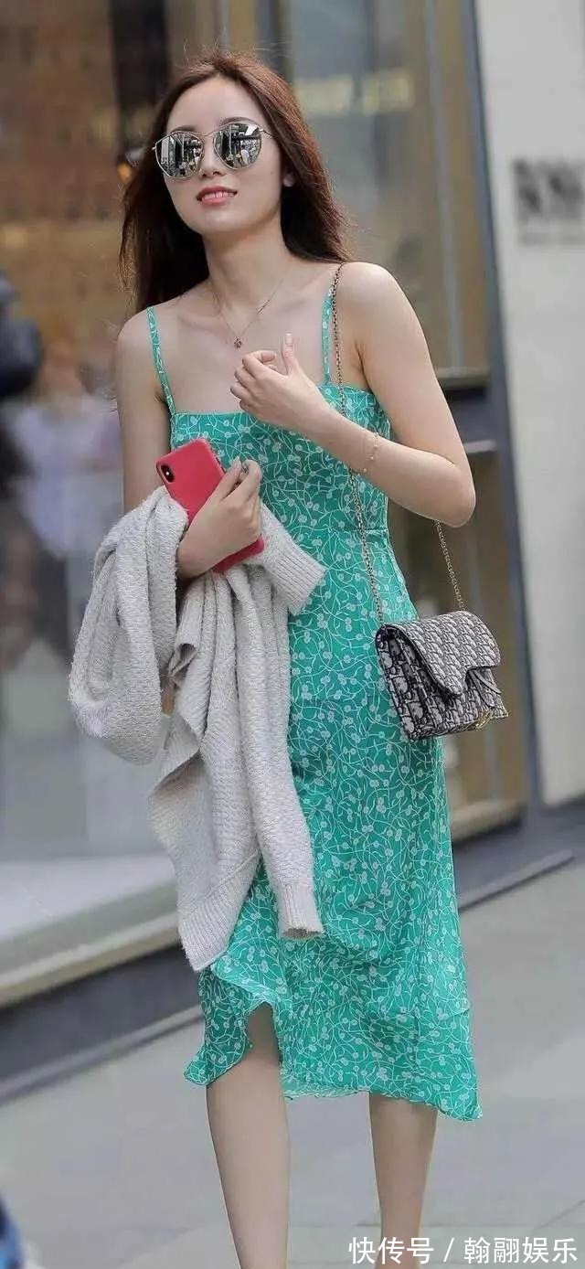 透明高跟凉鞋 难道今年流行透明高跟凉鞋吗30位美女穿出了简约而不简单的效果