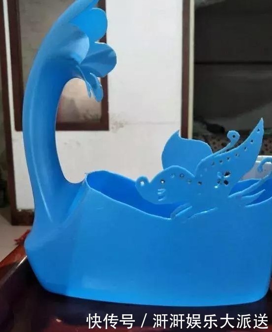 洗衣液|家中用完的“洗衣液桶”别丢了,剪上2刀,秒变养花神器,太美了