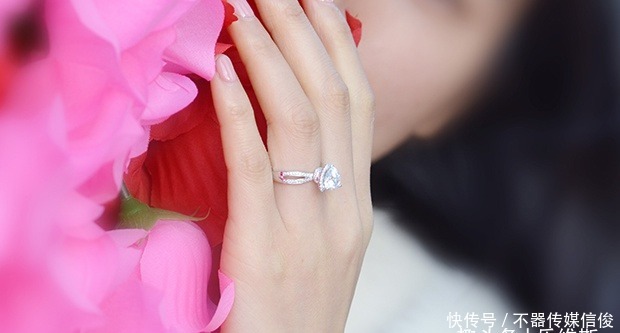 小拇指|钻戒有哪些戴法?不同手指的戴法有着不同的意义,分别是什么?