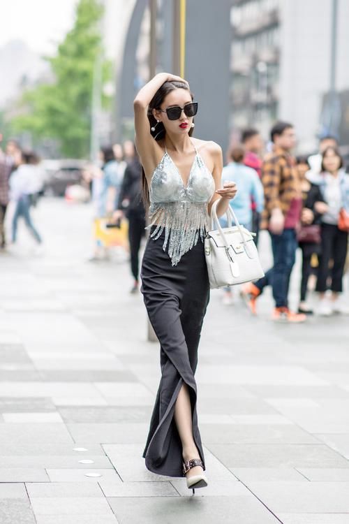 路人街拍穿得很清凉的黑长直美女,不怕别人扯带子吗