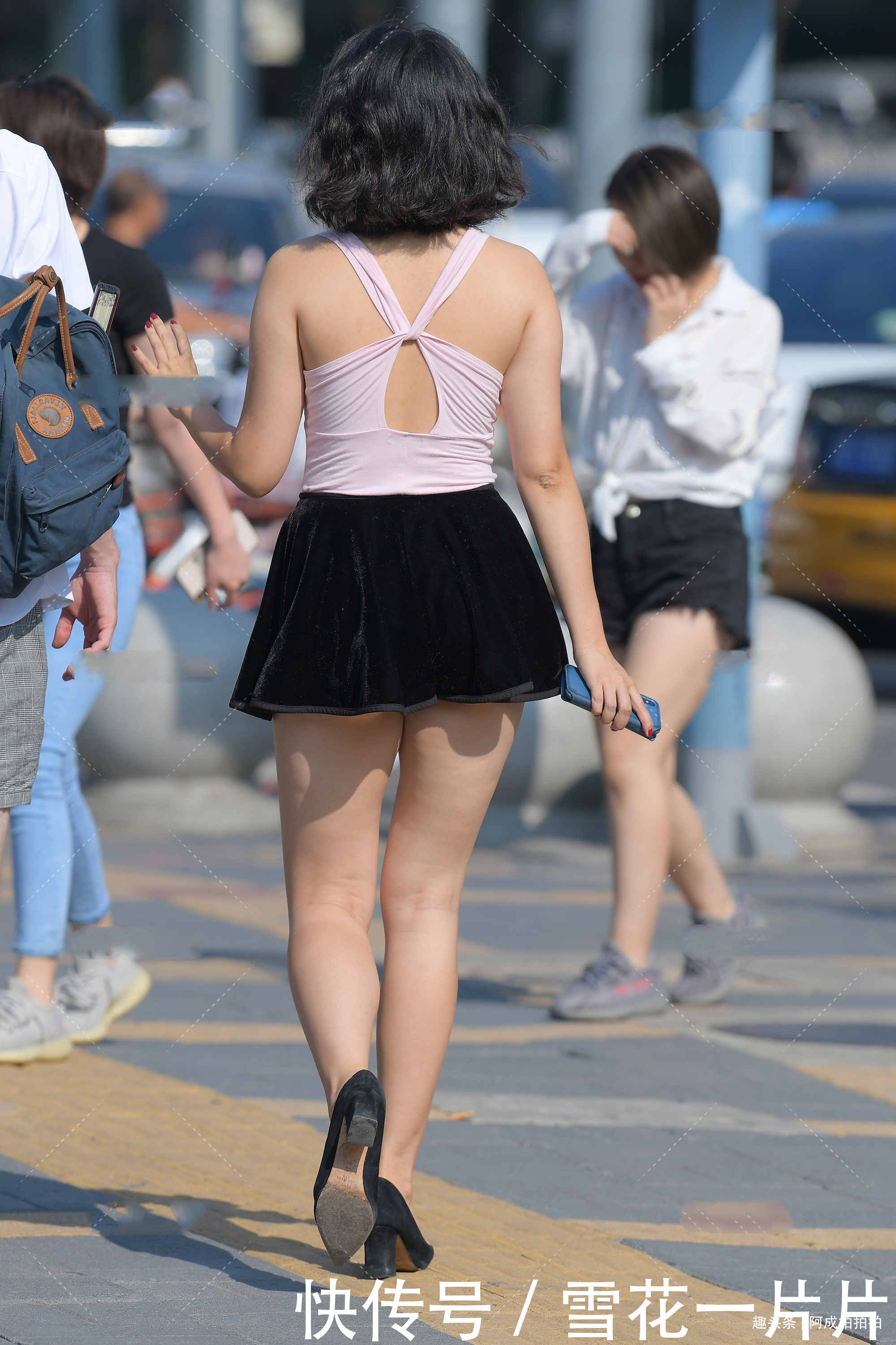 粉色吊带搭配黑色丝绒短裙,热情奔放,时尚有范儿