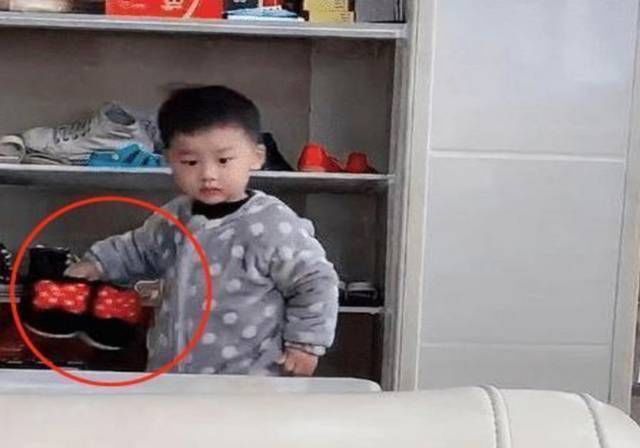 羡慕|弟弟“伺候”姐姐穿衣洗漱,二胎家的这种“暖”,羡慕不来