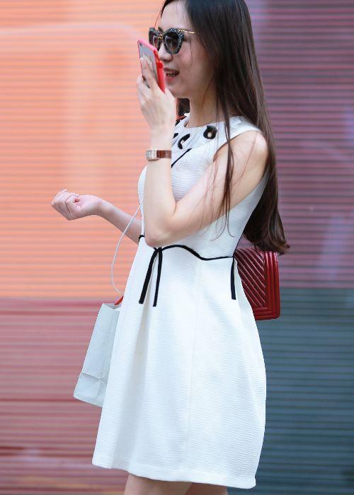 搭配|街拍:堪称肤白貌美大长腿,小美女笑容甜美可爱
