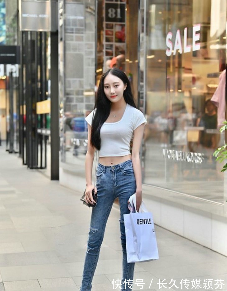 吊带|牛仔裤如此的休闲简约,而且又特别百搭,搭配体恤就很漂亮了