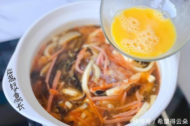 香菇|学会做这碗酸辣汤,天凉降温喝1碗,酸爽开胃又驱寒,全身暖暖的