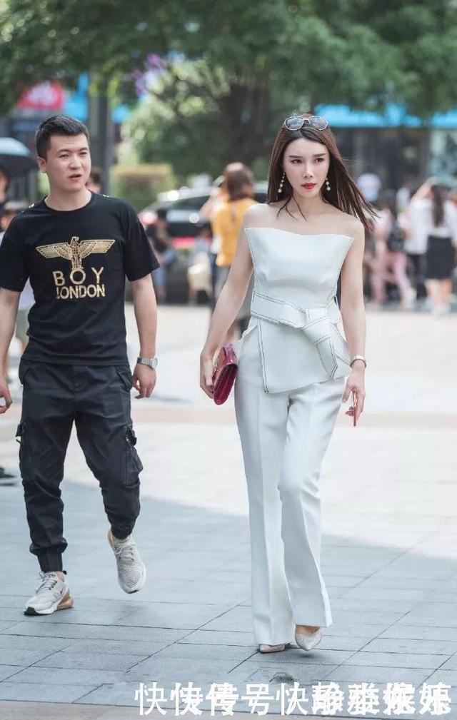 气质感|街拍美女白色套装搭配银白色的高跟鞋，简简单单就穿出了气质感
