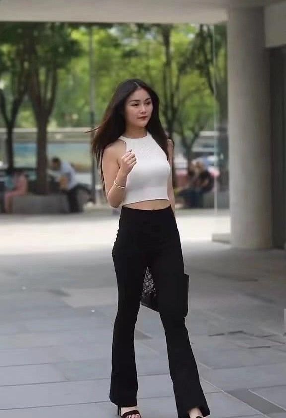 紧身裤 白色紧身挂脖针织露脐装,搭配低腰紧身裤,曼妙而优雅