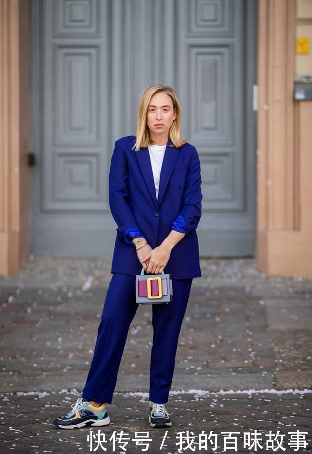 黑白灰不流行了,双色搭配更显高级,就连白色也能穿出新鲜感