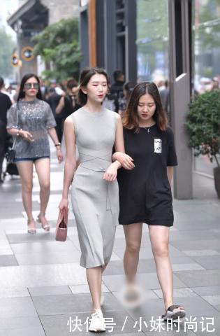 街拍被针织裙包裹,让自己尽享靓丽舒适的感觉