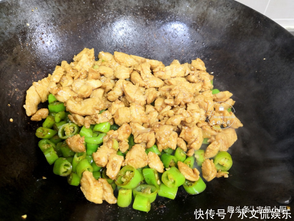 鸡胸肉|晚餐,宝爸做了拿手菜,鸡胸肉多一步,香又嫩,给猪肉都不换