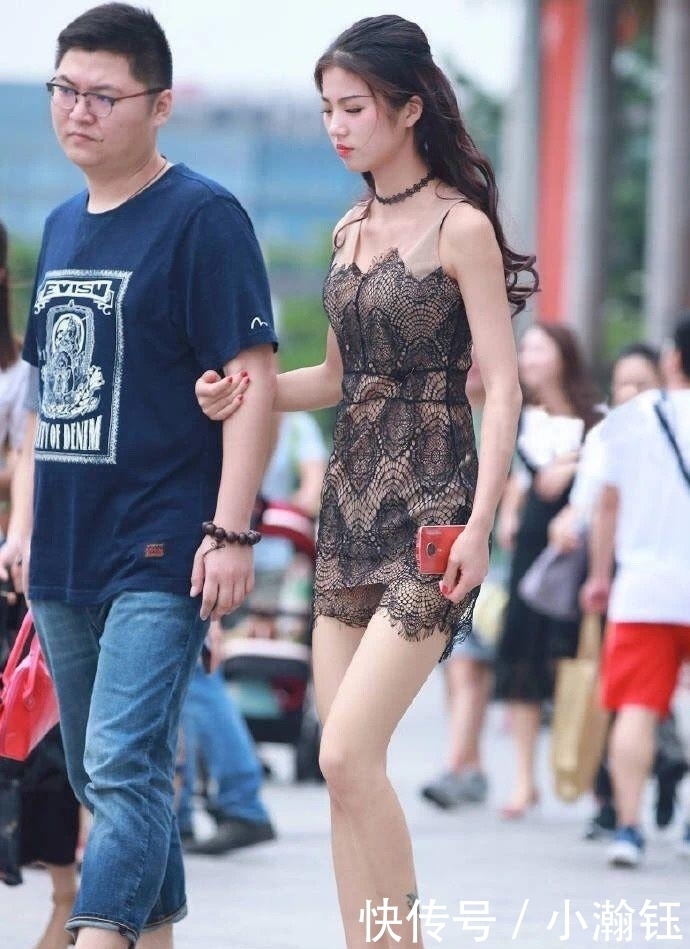 街拍:看得出来,有人给她男朋友告状了!