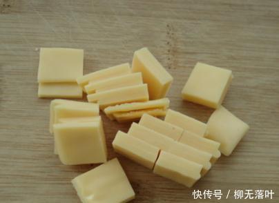 好吃|想吃年糕不用买,用点糯米粉自己就能做,咬一口还能爆浆,超满足