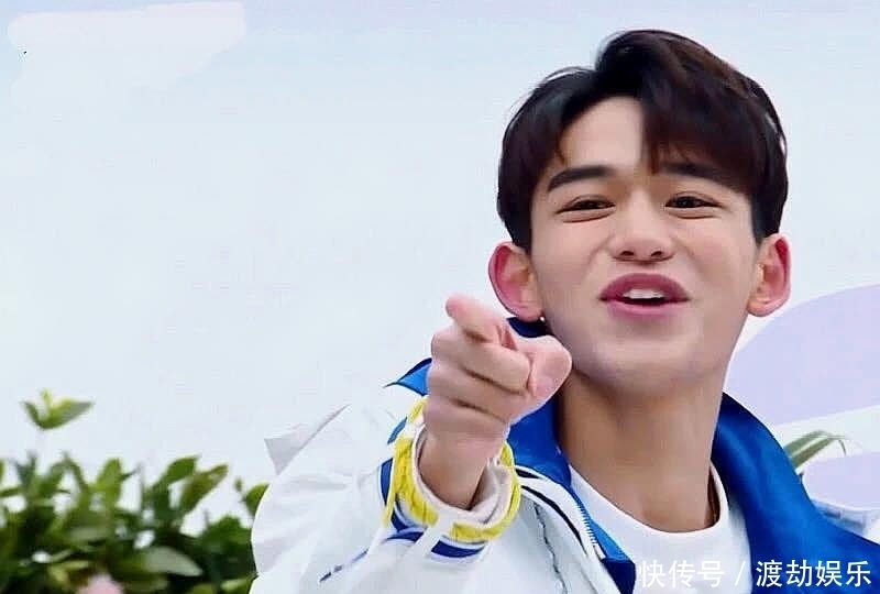 黄旭熙|《奔跑吧》暖男黄旭熙!节目外帮baby辟谣,节目中帮baby化解尴尬