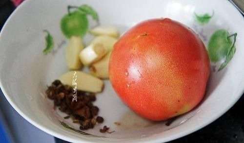 鱼刺卡在喉咙里,不要只会喝醋了,教你1招,鱼刺自己跑出来!