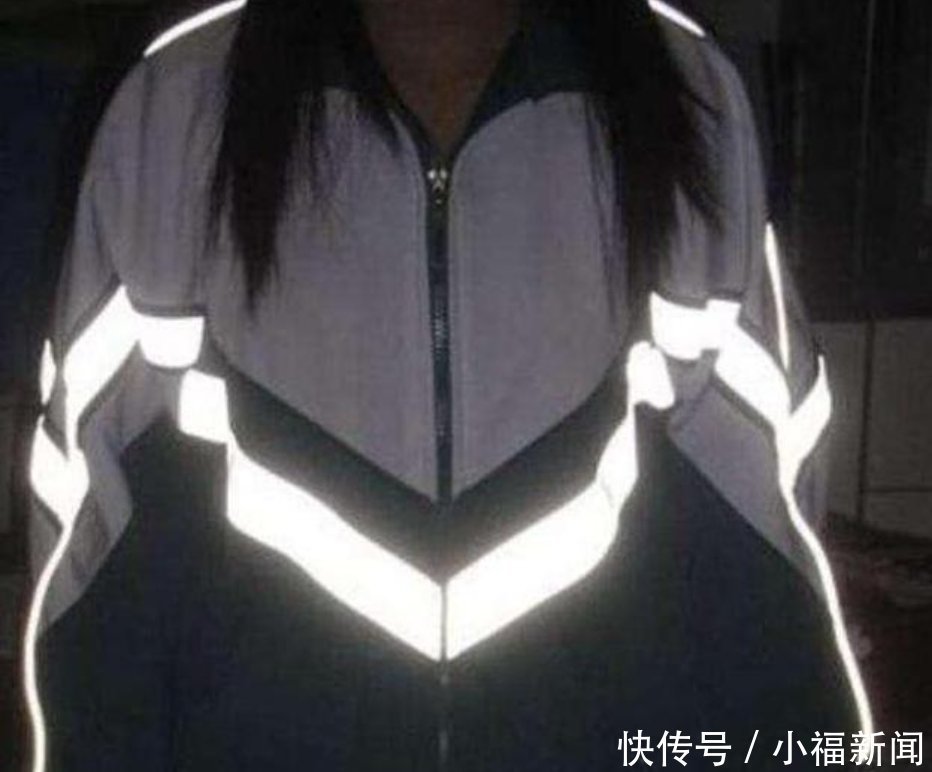 小情侣|校长“定制校服”火了,不能帮助孩子学习,却能防止早恋