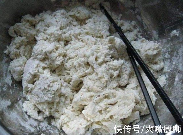 面饼|死面烙饼怎么做不发硬?关键是和面,老师傅教你做法,酥软层次多
