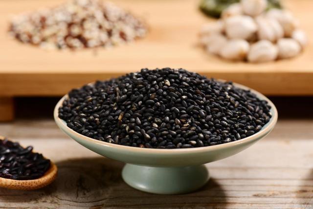 家人|吃芝麻有助抗骨疏松?转告家人:真正养骨的食物有3种,不妨常备