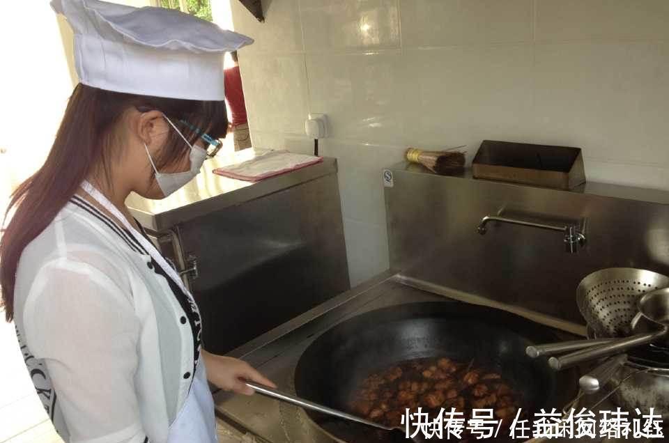 炒菜|为什么厨师炒菜时灶台旁边的水管总开着的