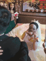 |搞笑GIF:我就想知道门口那两位在干什么