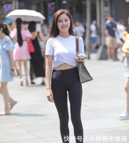 身材|爱笑的小姐姐，白色T恤搭配修身长裤，显身材又有气质