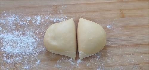 2.不要做得太大了，外边酥得直掉渣，吃着更香甜，真过瘾