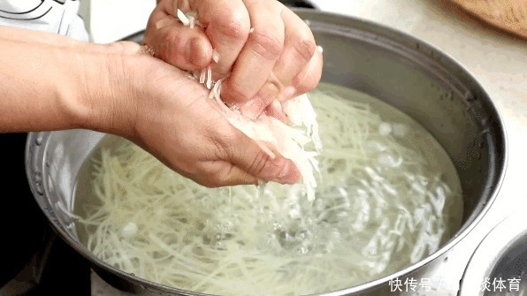 脆嫩|凉拌土豆丝,先焯水就错了,记住这4个步骤,简单开胃,脆嫩爽口