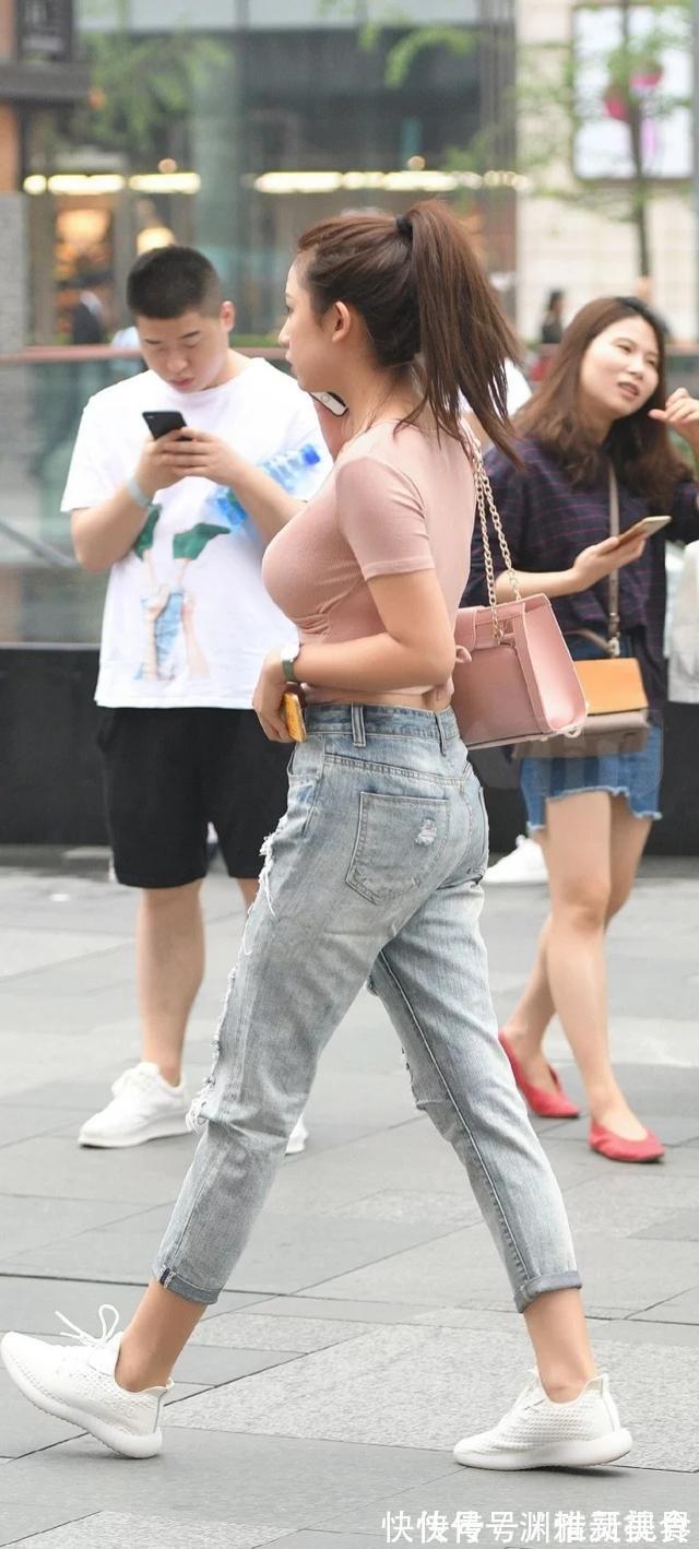 驻足|街拍美女瓜子脸小姐姐扎着马尾,破洞牛仔让人驻足凝望