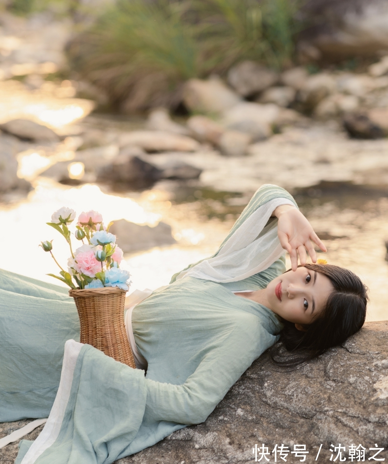 鹅毛雪!五言格律:闲游增意气,独坐赋诗章。缱绻迷幽径,寻梅醉暗香