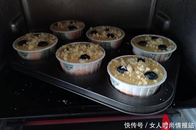  杯子蛋糕是个爆浆美味甜品，操作简单不用打发，好看又好吃哦