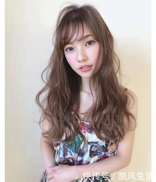 羊毛卷|羊毛卷已经“失宠”,今年流行这种发型,减龄又洋气满满高级感