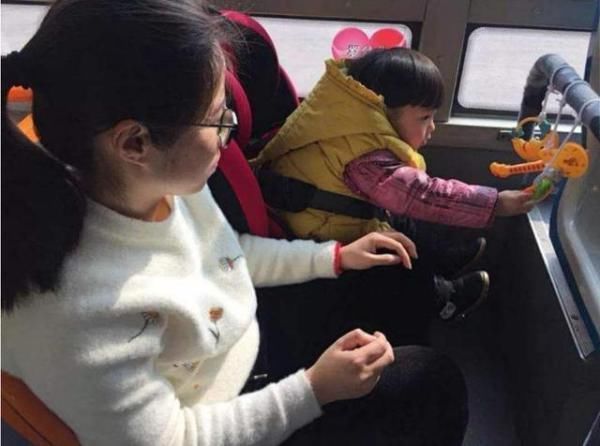 坐车|宝妈带女儿坐车被骂没教养,女儿的一番话,乘客们羞红了脸