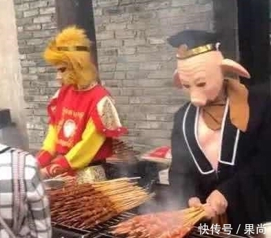 八戒|八戒跟悟空摆摊烤串,看见旁边挂的牌子,路人:这串多贵也得买