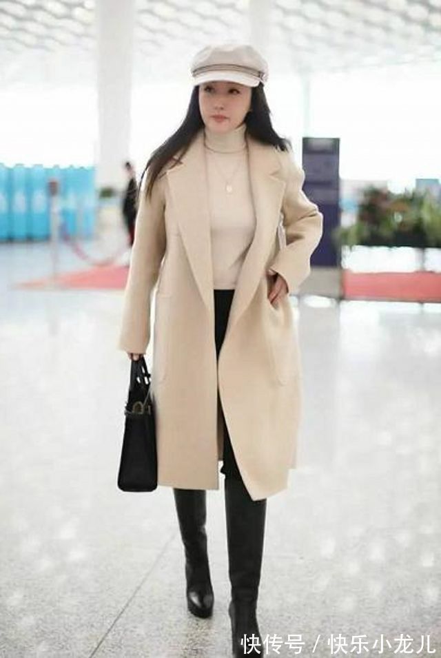 美女 小姐白色的纱裙搭配灰色的西装,真是好看