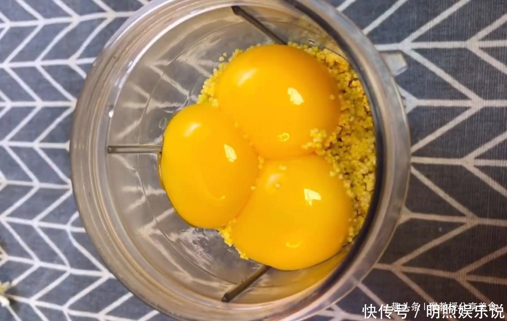 好吃|1碗小米2个鸡蛋,教你做蒸的营养早餐,健脾和胃比面包好吃还营养