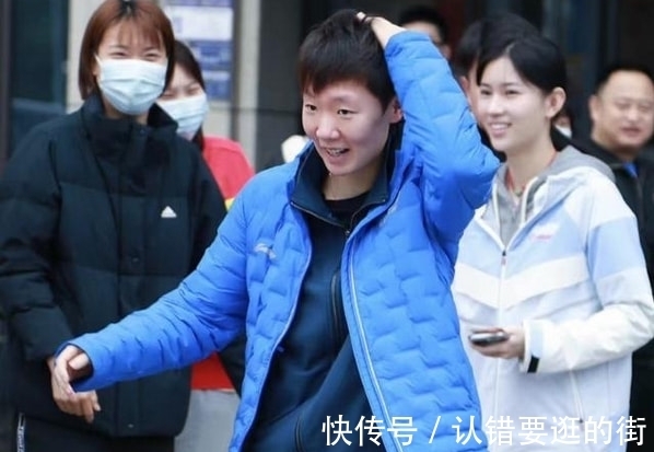 世乒赛|幸福！王曼昱出征小姐妹不舍摸头告别，美女队友同行还帮推行李箱