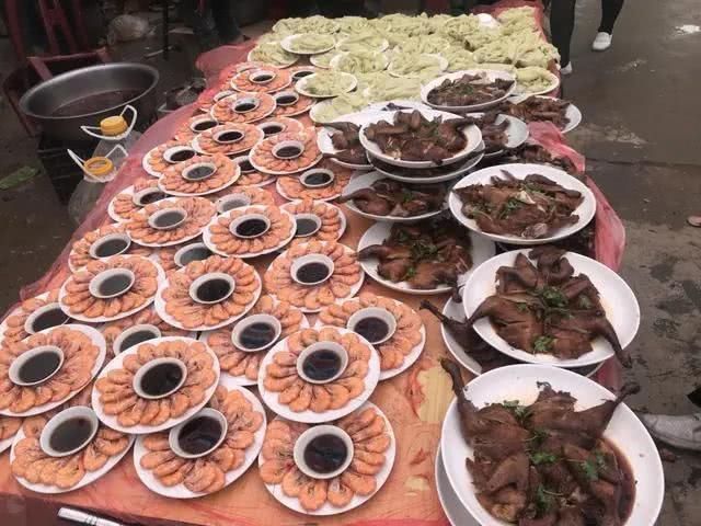 农村吃酒,酒席太丰盛,菜刚上桌,就把我吓坏了