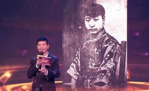 旗袍|东北一农村妇女，每天穿旗袍唱戏曲，没人知其身份，直到她拿出一张照片