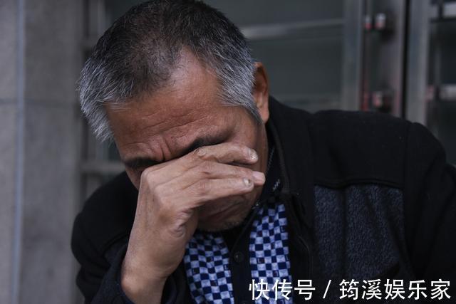 意外|六旬老人照看孙子出意外连抽自己耳光,称孩子治不好自己也不活了