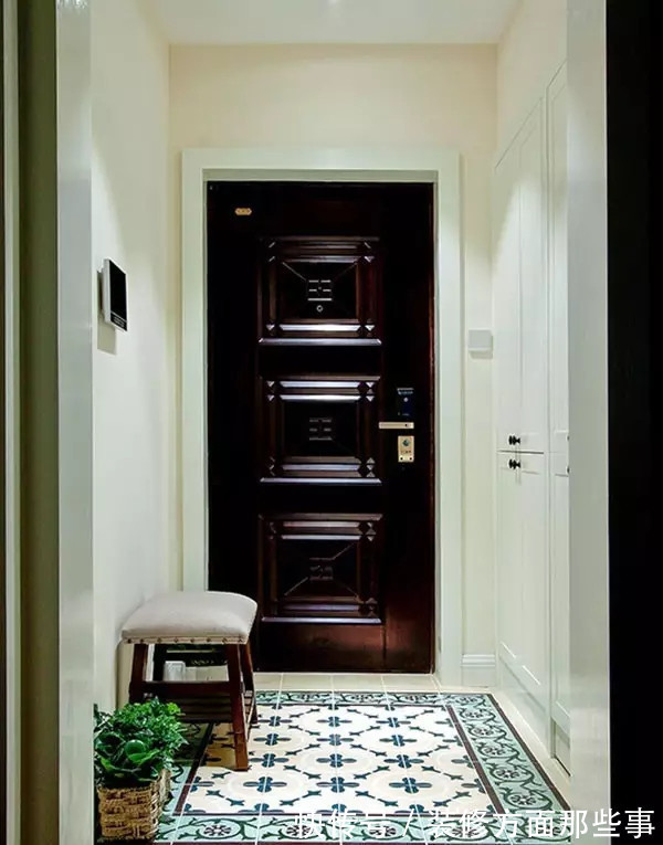 韵致|120平美式三居室墙面挂着中国画,阳光照到墙上,别有一番韵致